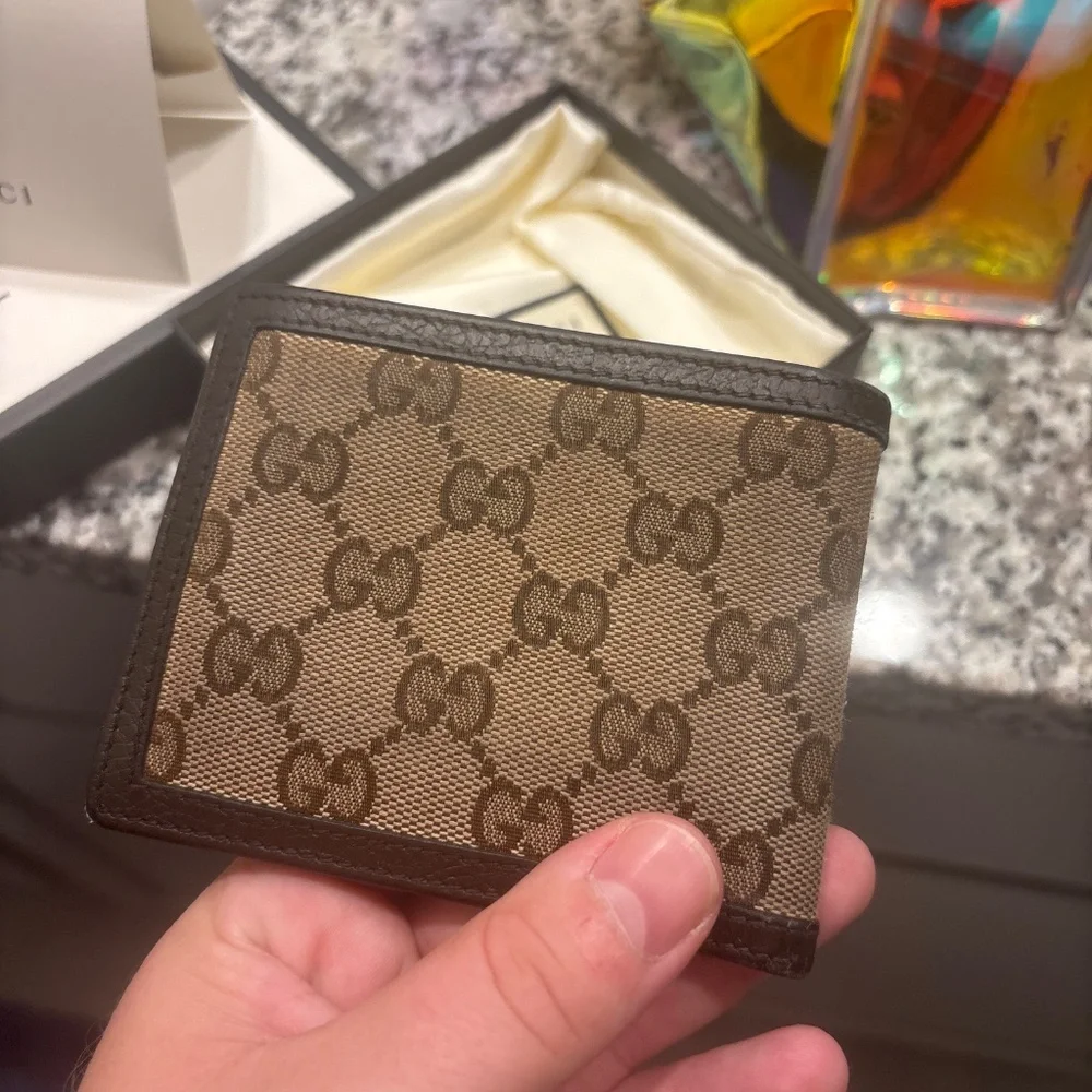 Men’s Gucci wallet